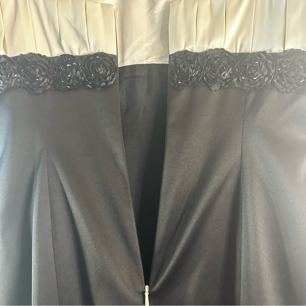 JS Collections Black & White Pleated Bodice Formal Gown Women’s Size 4 - Picture 11 of 16